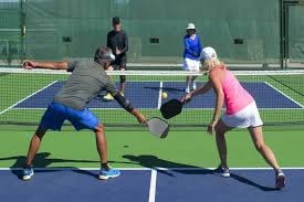 从手足无措到游刃有余，齐达内在公园学着踢毽子